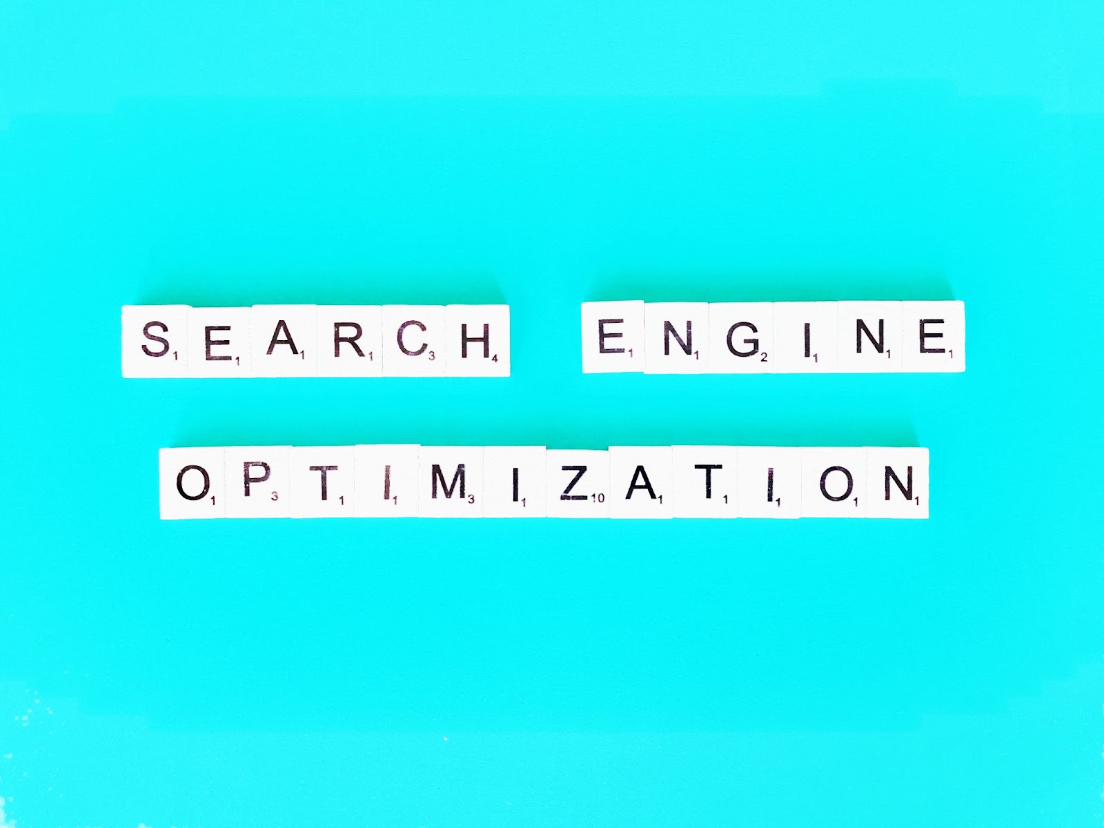 mention indiquant “search engine optimization’’ sur un fond turquoise-positionnement d’un site Web
