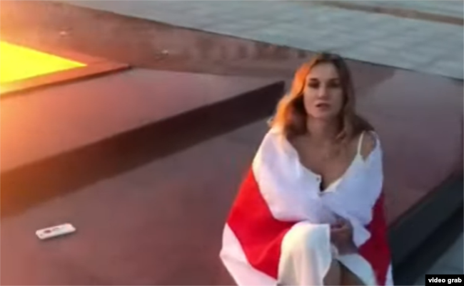 Кадр из видео, снятом жительницей Минска. За появление в кадре с бело-красно-белым флагом ее осудили на два года заключения в исправительном учреждении открытого типа