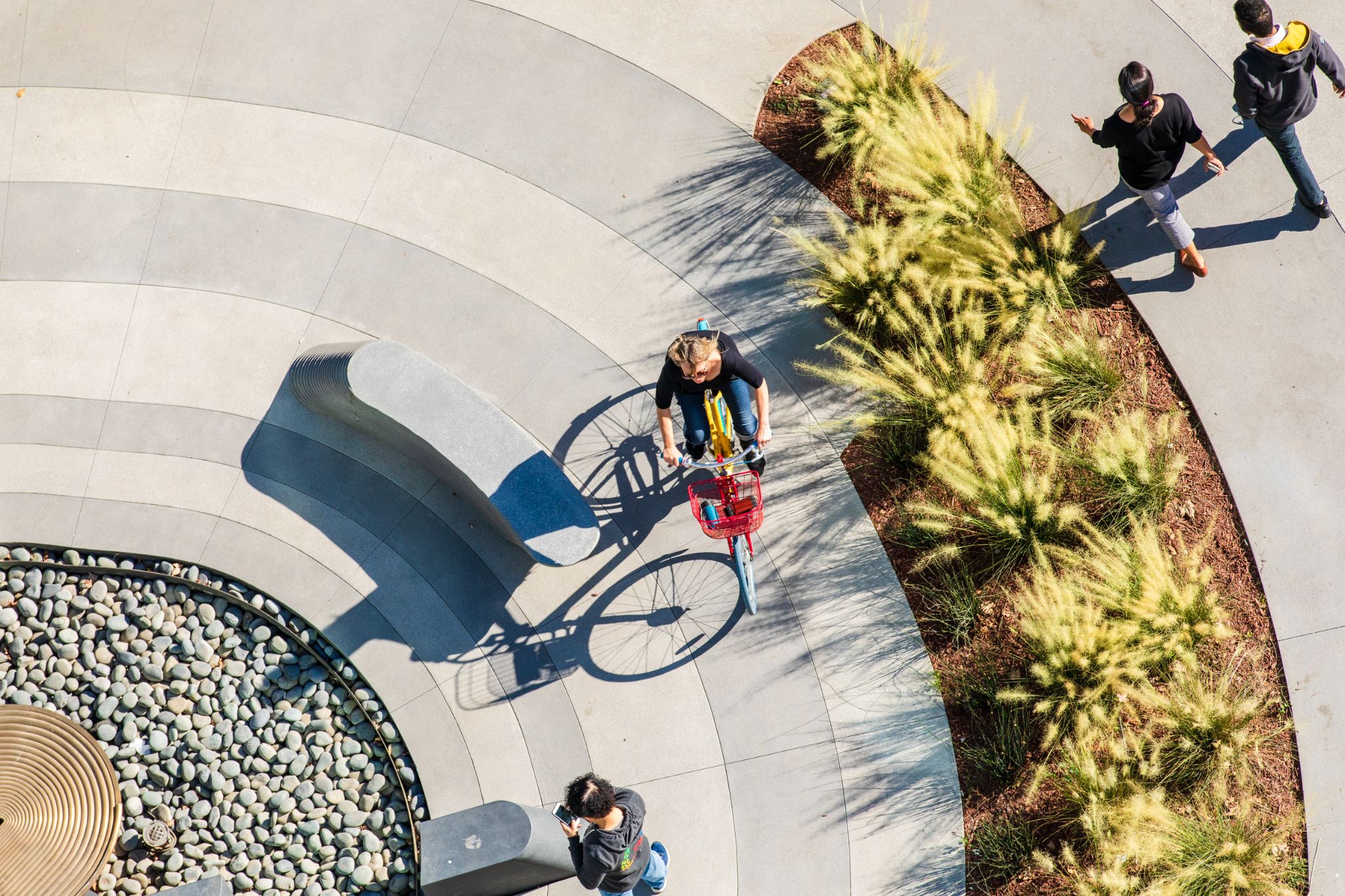 Iemand fietst op de campus van Google in Mountain View.