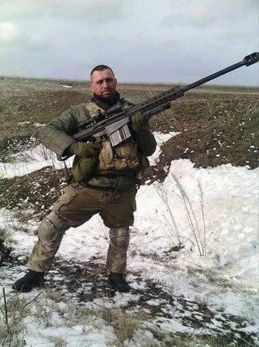 Một binh sỹ Ukraine đang cầm khẩu súng bắn tỉa M-107 của Mỹ bắn đạn .50 (12.7 mm) có tầm sát hại trên 2 km.