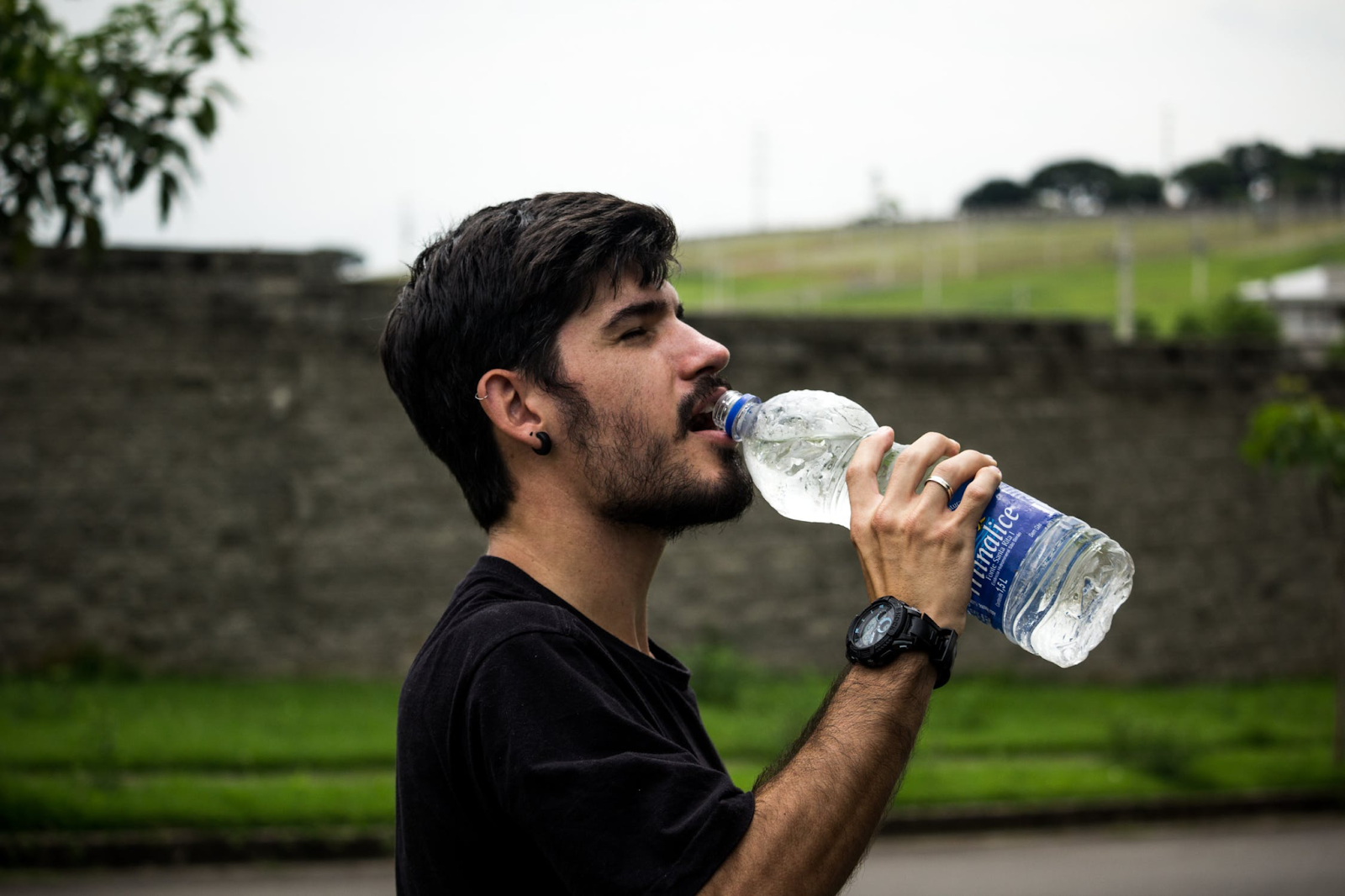 drinking water | Photo by Maurício Mascaro from Pexels | https://www.pexels.com/photo/man-wearing-black-shirt-drinking-water-907865/?utm_content=attributionCopyText&utm_medium=referral&utm_source=pexels