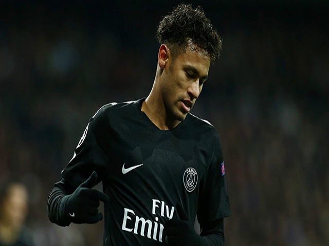 Neymar thiếu thốn về vật chất để làm quen với quả bóng