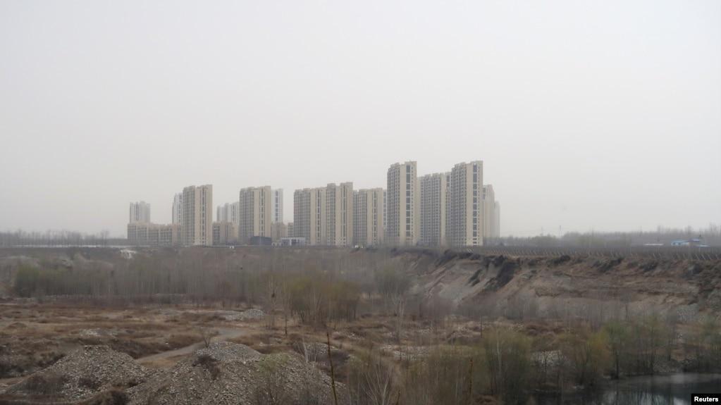 中国河北涿州由华夏幸福基业股份有限公司开发的一处住宅区建筑工地。(2021年3月19日)