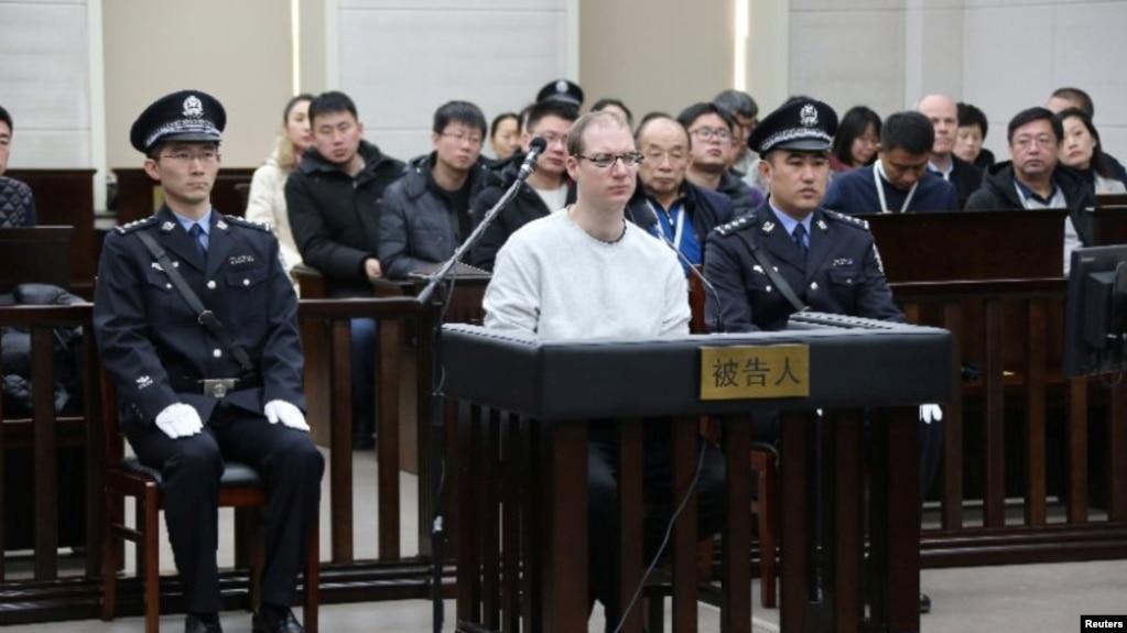 谢伦伯格被带进法庭的画面（路透社2019年资料照）