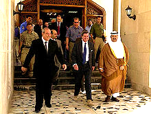 http://upload.wikimedia.org/wikipedia/commons/thumb/7/7b/Bremer_leaves_after_Iraqi_Sovereignty_Transfer%2C_2004_June_28.jpg/220px-Bremer_leaves_after_Iraqi_Sovereignty_Transfer%2C_2004_June_28.jpg