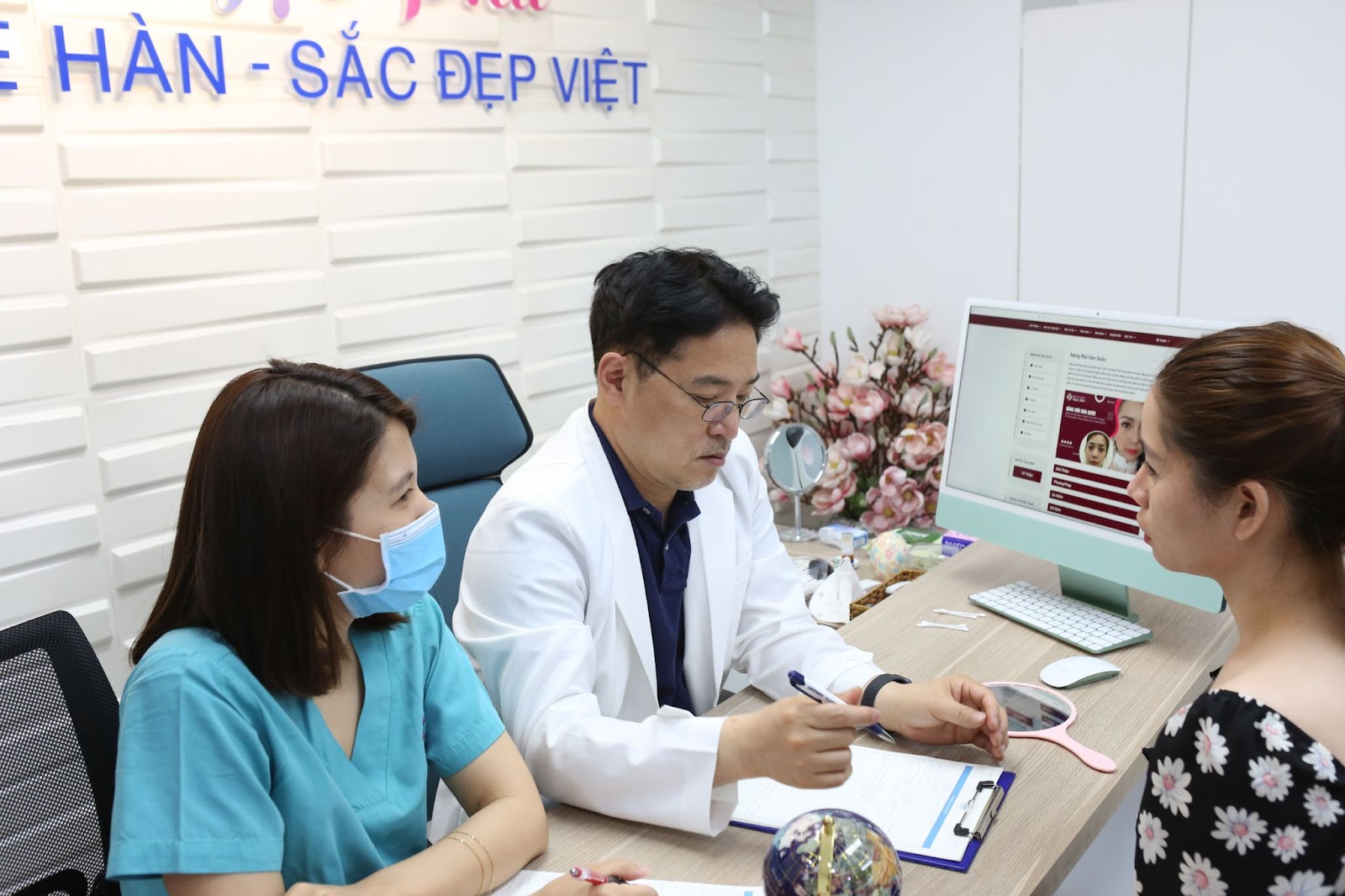 Tại Bệnh viện Thẩm mỹ Ngọc Phú, Giáo sư/Bác sĩ Lee Jung Hoon chia sẻ, khách hàng sụn nâng mũi Hàn Quốc mang lại nhiều ưu điểm tốt, nhất là sử dụng loại sụn Surgiform.