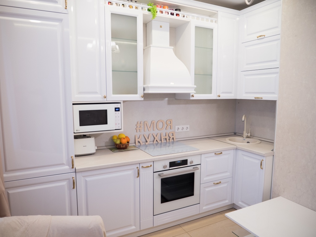 Белая угловая кухня со встроенным холодильником