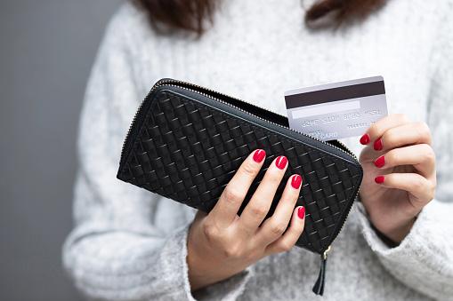 https://media.istockphoto.com/photos/woman-is-using-credit-card-to-pay-for-goods-at-the-mall-picture-id1255388330?b=1&k=6&m=1255388330&s=170667a&w=0&h=eY3LszWMKRnm6eKkM1K8gIp0Jjc1y7TOuAOKfPY_dxM=