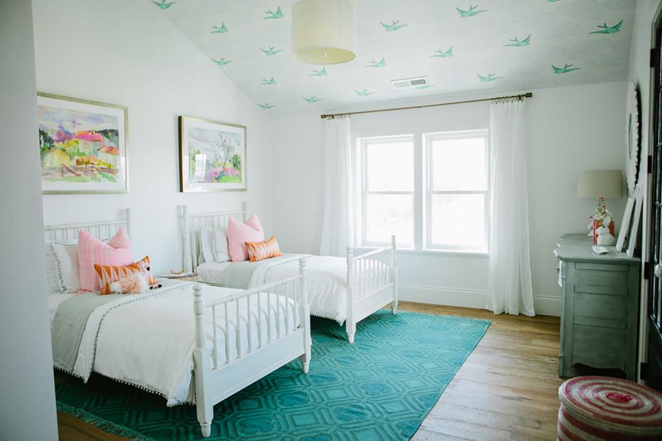 Desain kamar tidur anak perempuan dengan perpaduan warna putih dan hijau yang simple