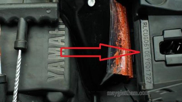 Số khung nằm ở bên trong cốp của 1 model xe Yamaha