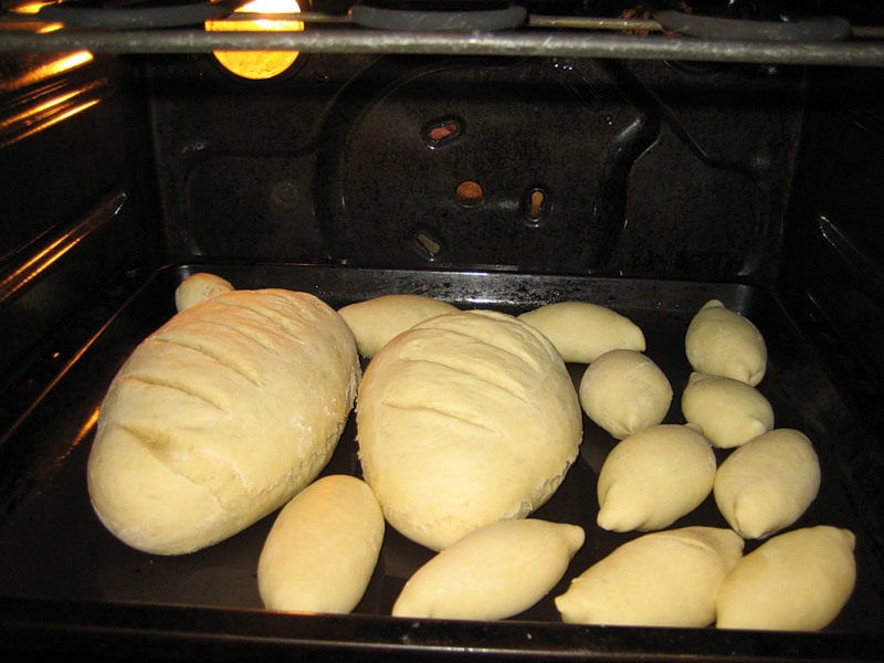 Выпекание хлеба в духовке. Выпечка хлеба в духовке. Хлеб в печи. Хлеб в духовке в домашних. Печь хлеб в духовке.
