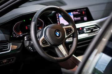 Ở trung tâm khoang lái của BMW X6 2023 là vô lăng thể thao bọc da đính logo M Sport, được thiết kế theo chuẩn công thái học