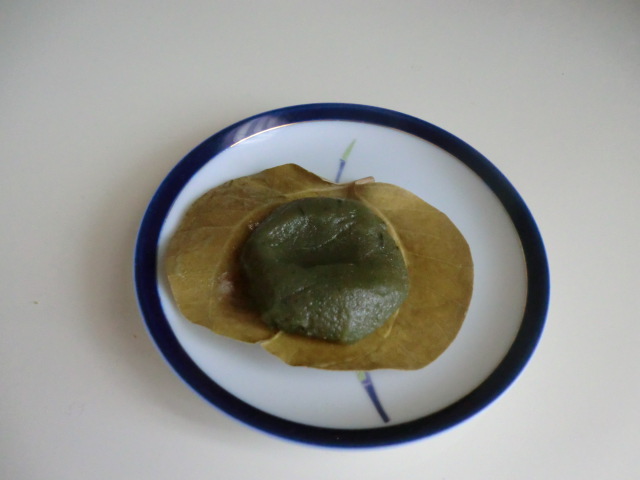 九州の郷土菓子、「かからだんご」が瀬戸物の皿に乗っている画像です。