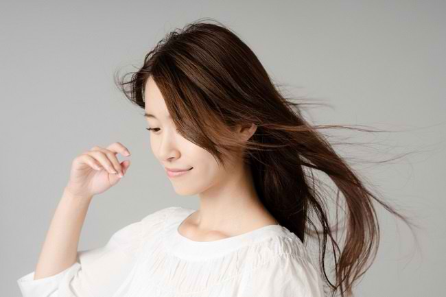 5 Cara Merawat Rambut agar Tetap Sehat dan Berkilau - Alodokter
