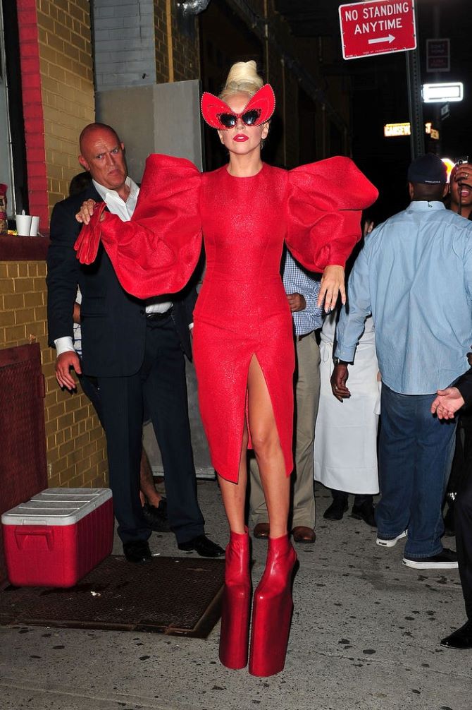Lady Gagas abscheulichste Outfits, die die Sängerin in der Öffentlichkeit trug 11