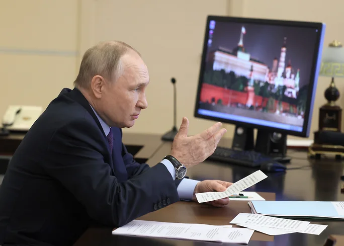 Путин встретился с инвалидами. О чем говорили: электронные услуги, центры реабилитации, паралимпизм, студия массажа «Зоркие руки» и о глухом Циолковском.