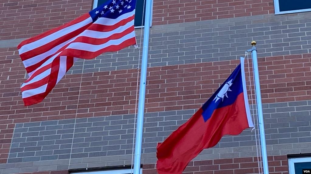 资料照:美国星条旗与台湾青天白日满地红旗帜在空中飘扬
