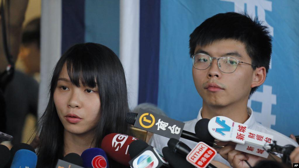 香港众志成员黄之锋和周庭或保释后在地区法院外对媒体发表讲话。(2019年8月30日)
