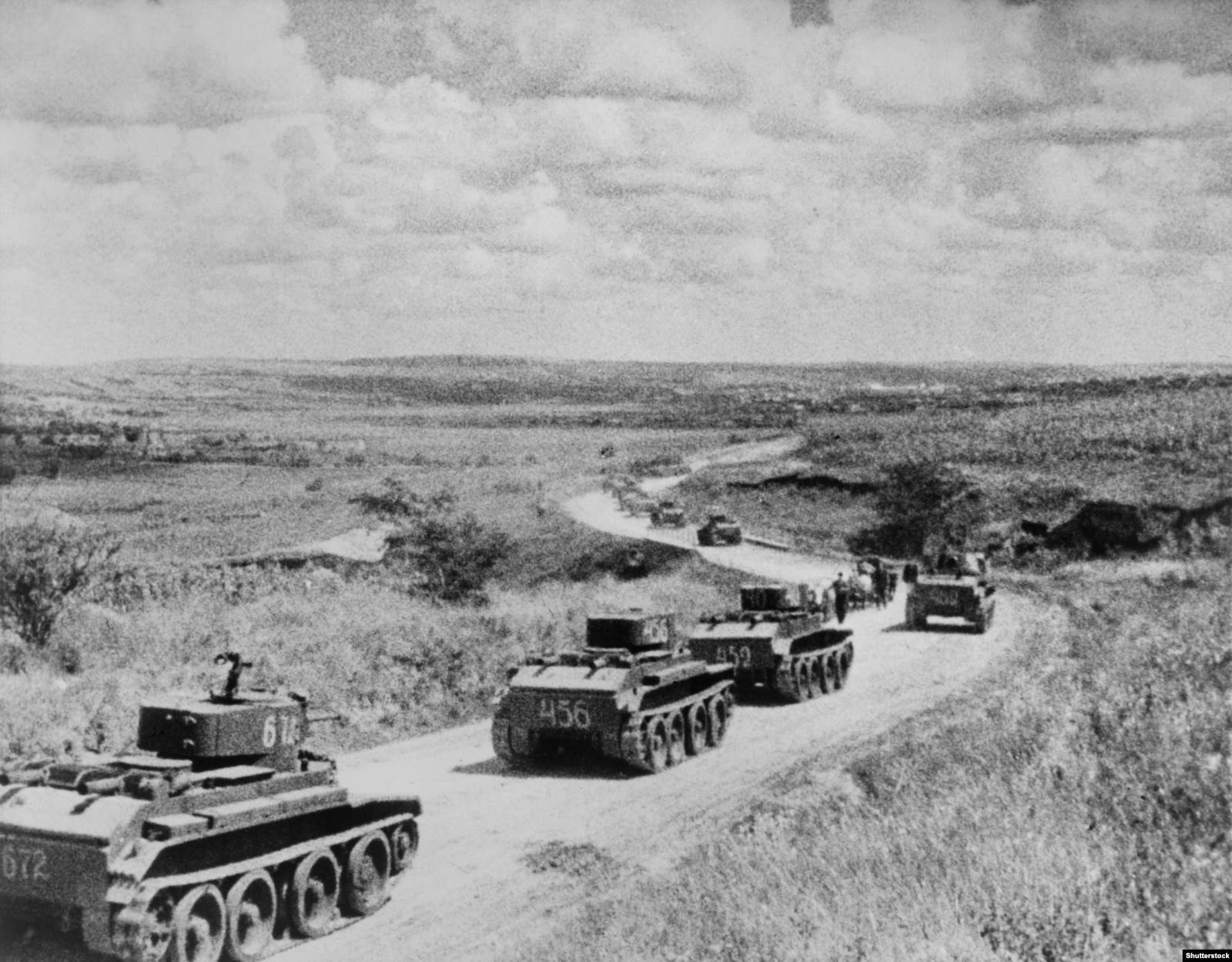 Конвой советских танков БТ во время аннексии Бессарабии, 1940 год