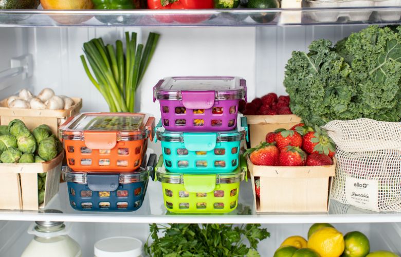 Frutas e verduras limpas e organizadas em uma geladeira