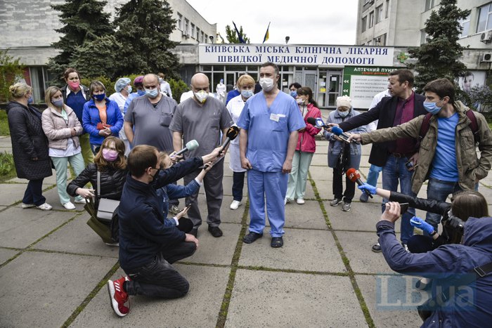 Врачи Киевской городской клинической больницы скорой медицинской помощи пожаловались на снижение заработных плат на брифинге возле больницы, 6 мая 2020