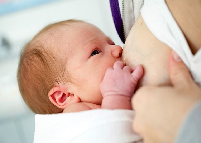Cho con bú sữa mẹ là một trong những cách phòng ngừa bệnh chàm sữa ở trẻ nhỏ