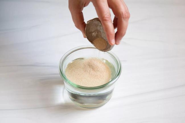 Kích hoạt men nở để làm bánh mì Việt Nam