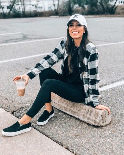 Trông sẽ rất tuyệt khi bạn mix áo thun+quần legging+áo sơ mi kẻ caro năng động