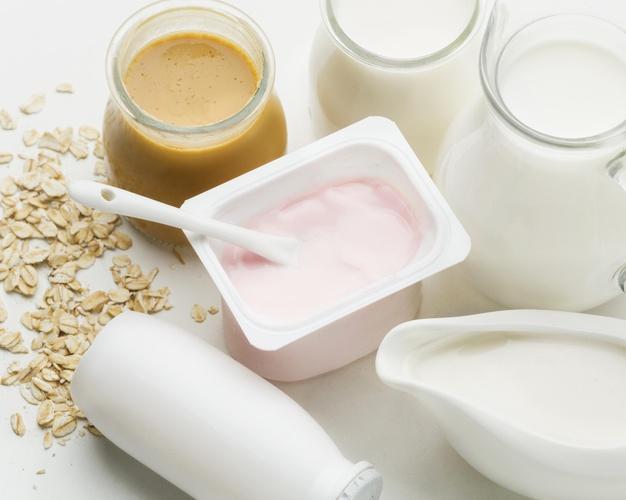 Primer plano de yogurt fresco con leche orgánica Foto gratis