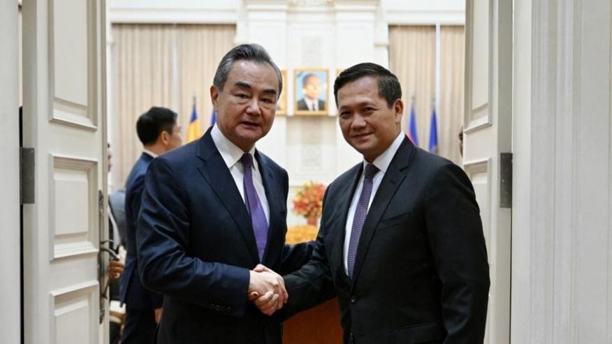 Ảnh minh họa : Tân thủ tướng Cam Bốt Hun Manet (P) gặp ngoại trưởng Trung Quốc Vương Nghị (T) tại Phnom Penh, ngày 13/08/2023. 