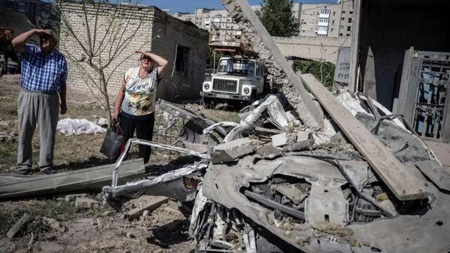 Người dân bên ngoài một tòa nhà chung cư bị hư hại do đợt không kích của Nga ở thành phố Pokrovsk, vùng Donetsk ngày 8/8
