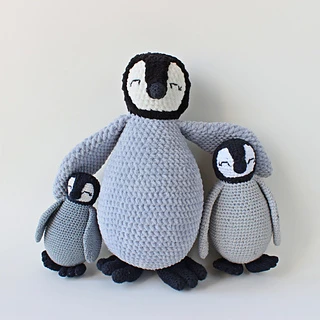 emperor penguins in different sizes