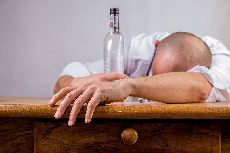 Water reduces your hangover, so now why not drink on weekdays? (Maybe not too much alcohol though)