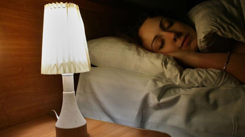  Để đèn quá sáng khi ngủ cũng là một nguyên nhân gây mệt mỏi khi ngủ dậy