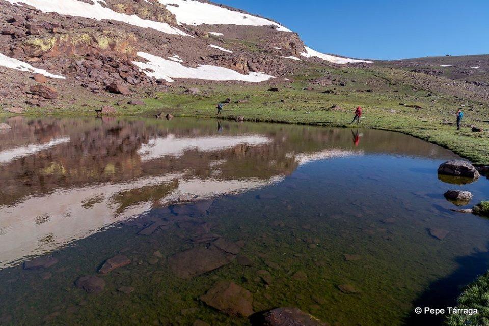 La imagen puede contener: cielo, Ã¡rbol, montaÃ±a, exterior, naturaleza y agua