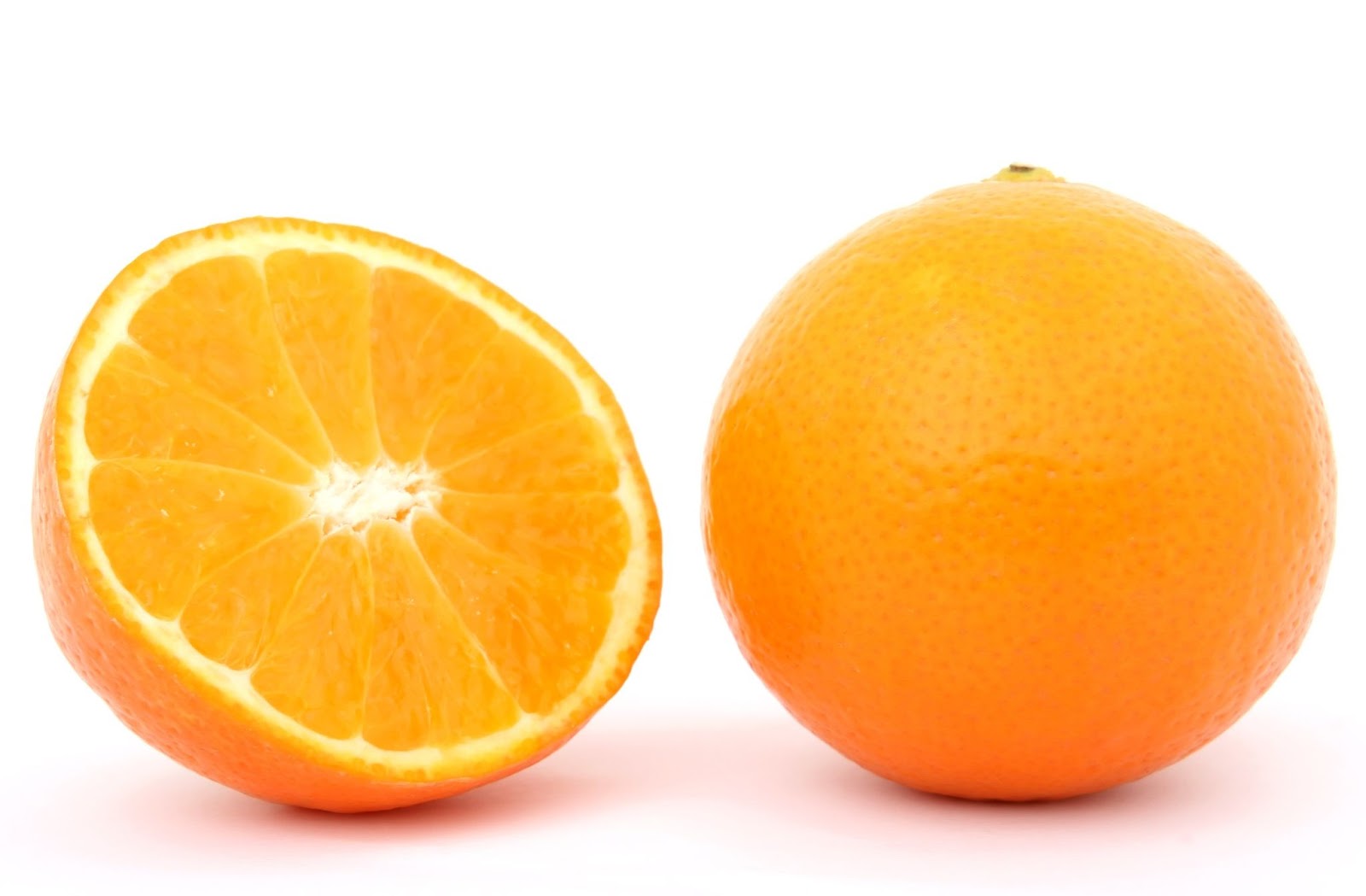 Whole orange next to sliced orange