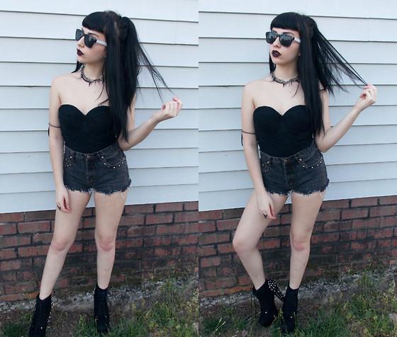 10 Goth Girl Outfits: Look Fabulous with Dark Clothing - Know World Now