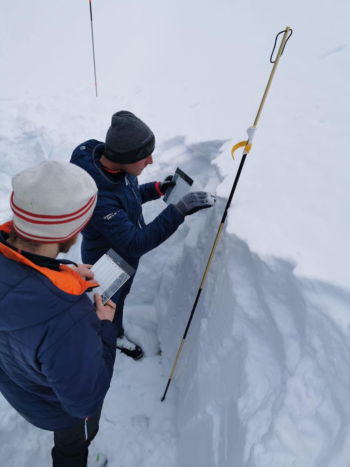 Ein Bild, das Schnee, Person, draußen, Skifahren enthält.

Automatisch generierte Beschreibung