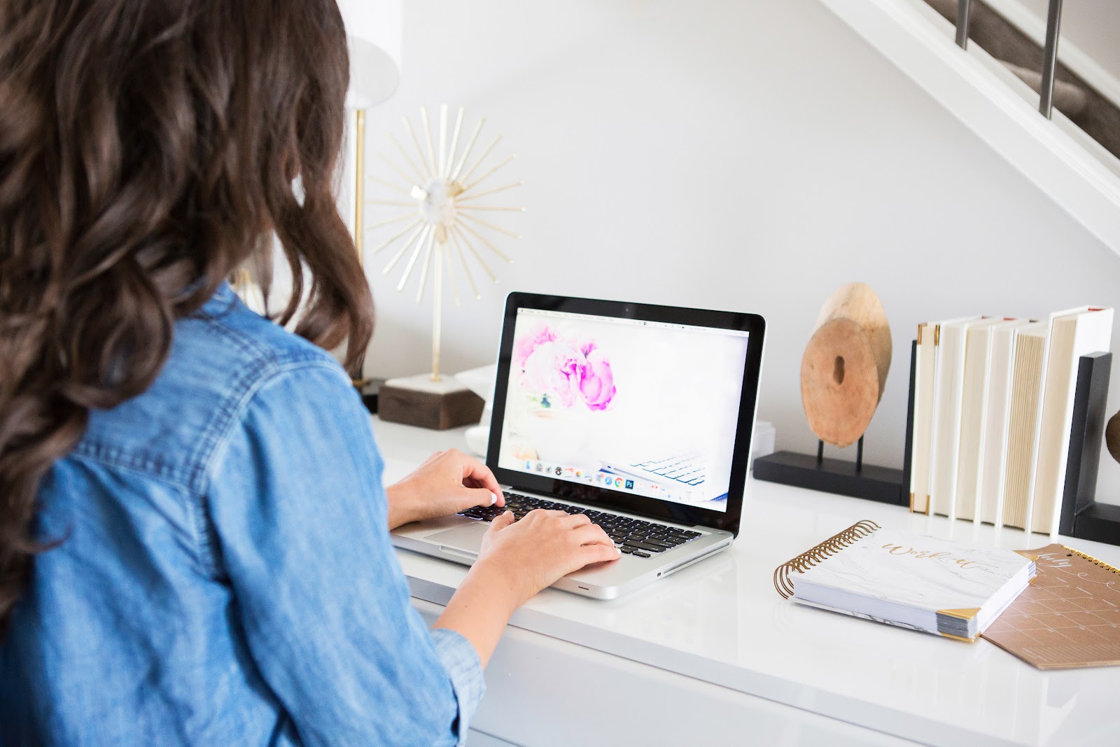 Need to work from home and thinking about freelancing online? Here are 5 simple steps you can take to start a freelancing side-hustle online!