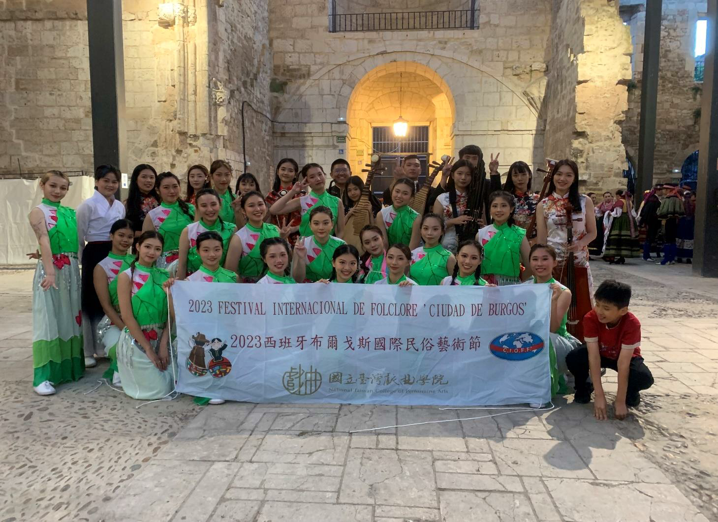 圖十二：第一場開幕演出圓滿順利，團員在後台合影