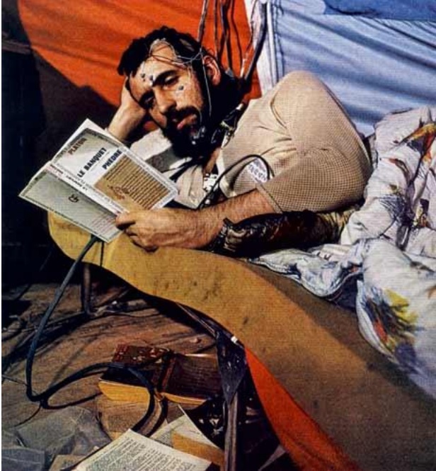 Michel Siffre, em 1972, durante seu isolamento por 205 dias em uma caverna