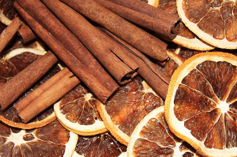 http://res.freestockphotos.biz/pictures/9/9167-cinnamon-sticks-with-dried-orange-slices-pv.jpg