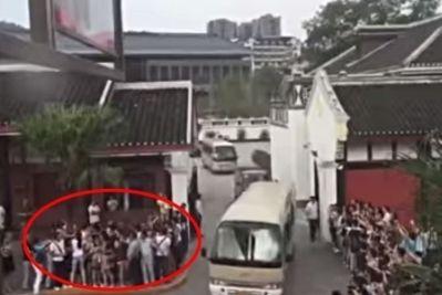 习近平考察遵义 女子拦车申冤