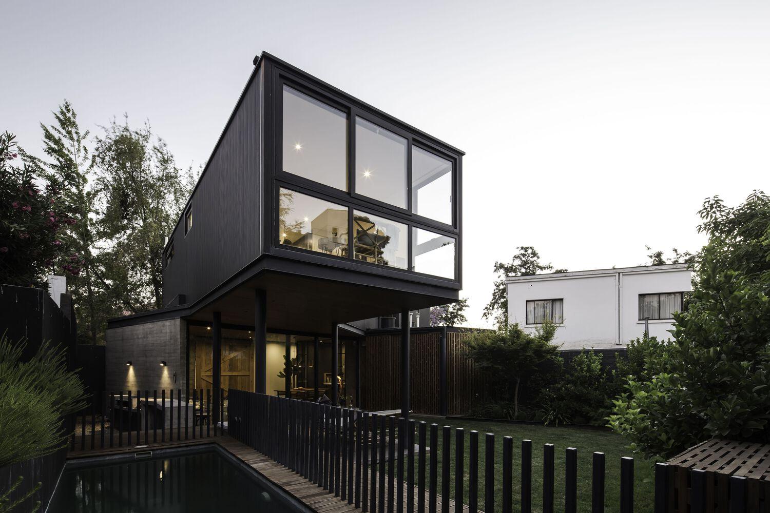 modelo de una casa con ventanas panorámicas