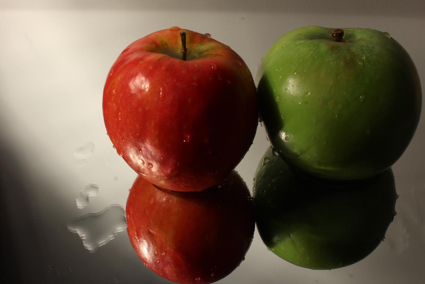 A picture containing indoor, apple, fruit

Description automatically generated