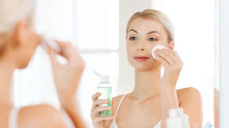 Vệ sinh sạch da mặt giúp hạn chế mụn