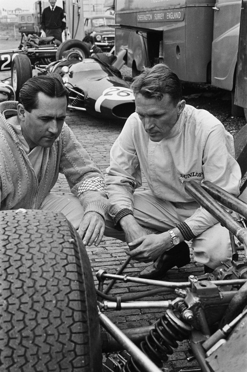 C:\Users\Valerio\Desktop\Gurney_and_Brabham_at_1964_Dutch_Grand_Prix.jpg