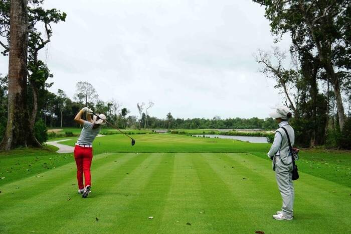 Tour du lịch Golf Phú Quốc - Caddie sẽ luôn đồng hành cùng người chơi tại mọi điểm đến