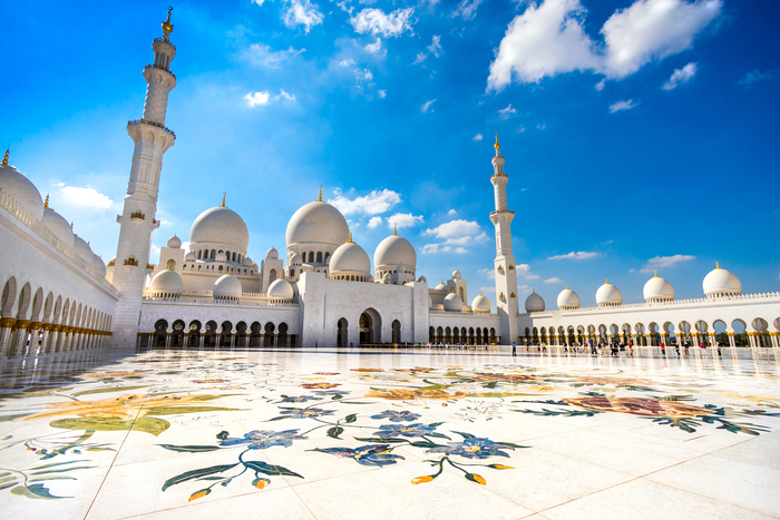 Tour du lịch Free & Easy Dubai - Nhà thờ Hồi Giáo Grand Mosque với tông màu trắng chủ đạo vô cùng quyền lực