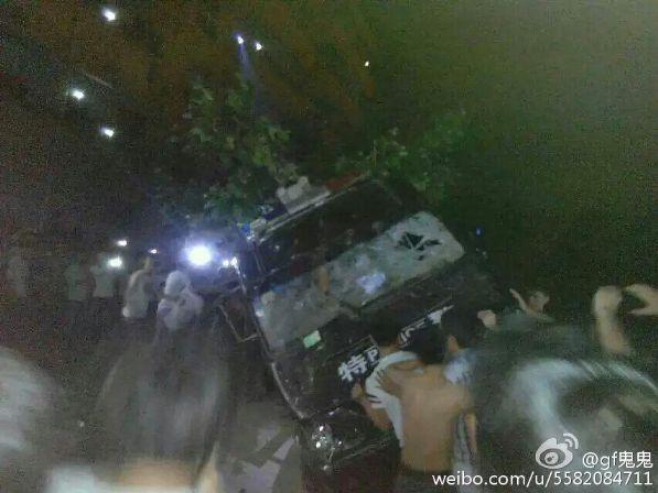 河南上千学生示威砸毁食堂超市掀翻特警车
